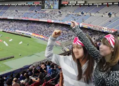 旭日旗はちまきを身に着けて応援する人々